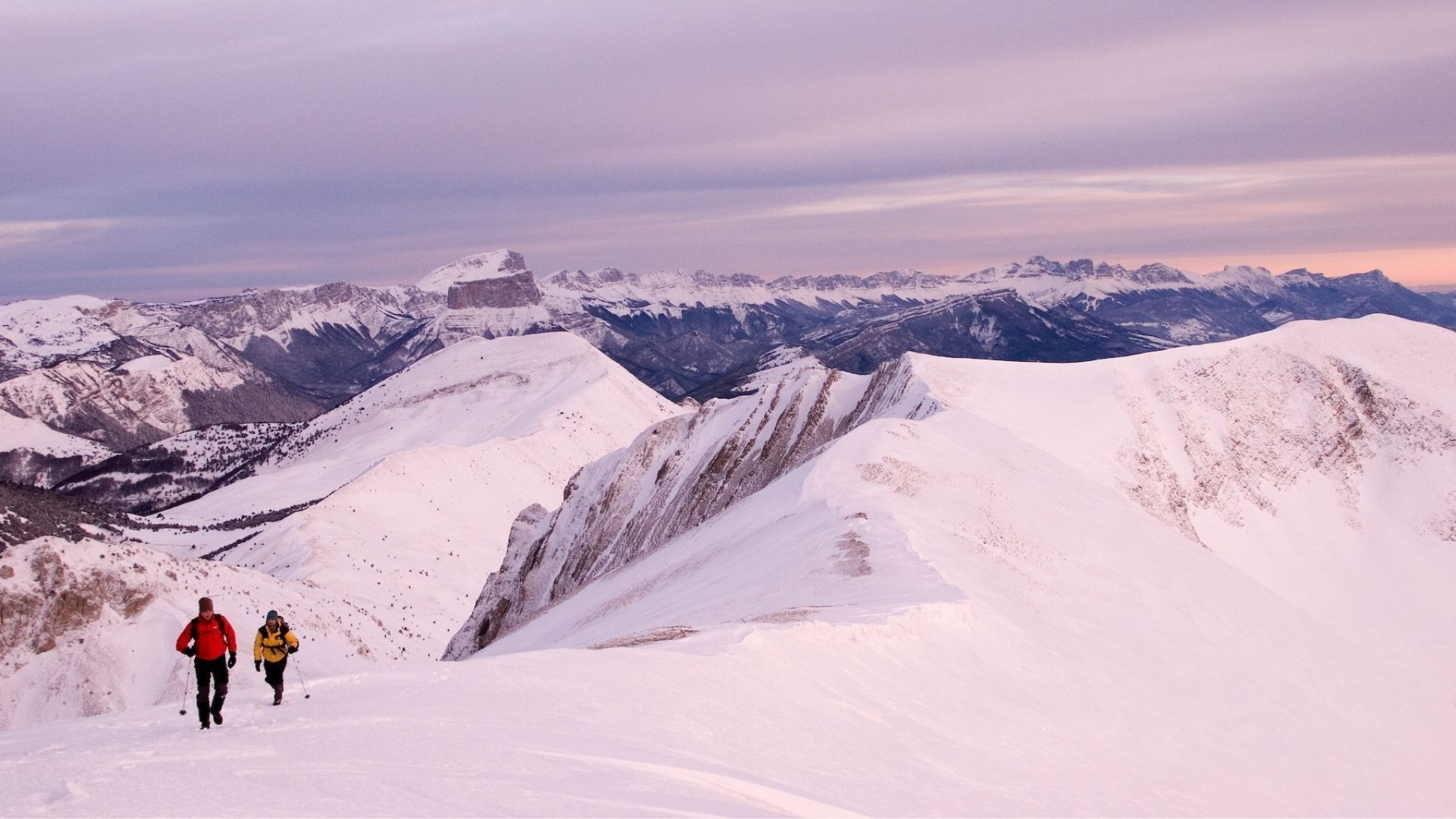 Escursionisti invernali al tramonto verso il Mont Aiguille - Vercors - Francia