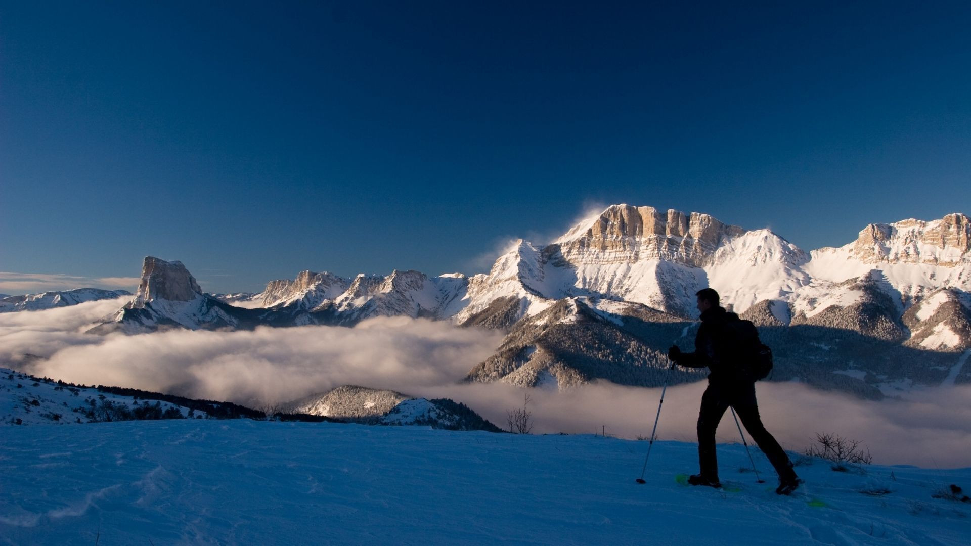 © M. Dubois Escursionista con gli sci davanti al Mont Aiguille e al Grand Veymont in inverno - Vercors - Francia