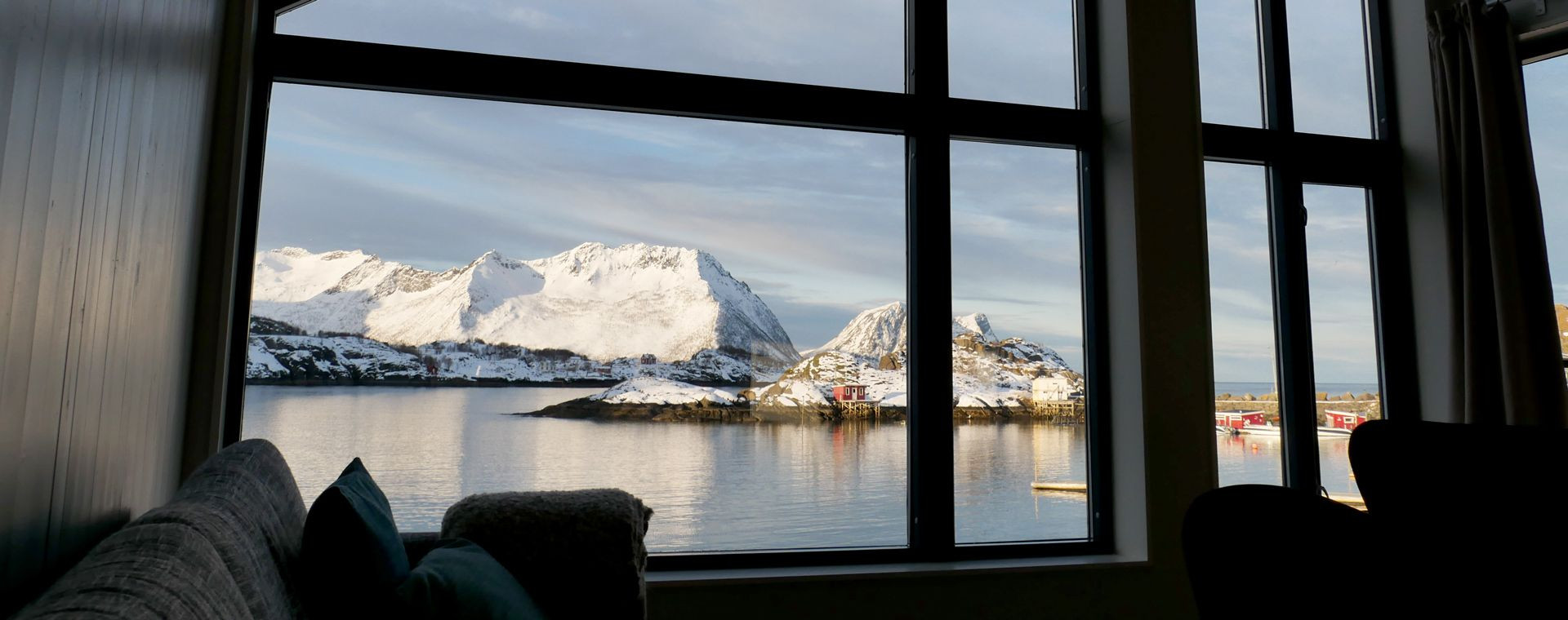 Vista sul paesaggio dell’isola di Senja dalla finestra dell’alloggio - Norvegia