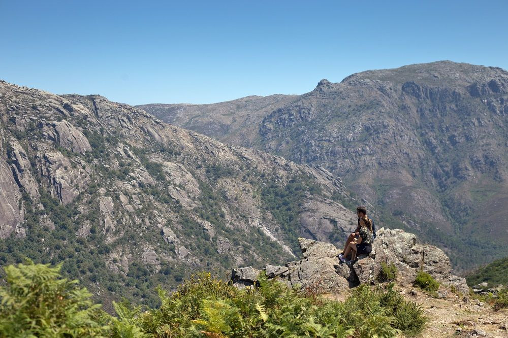 © Authentic Trails Escursionista ammira le montagne - Parco nazionale di Peneda-Gerês - Portogallo