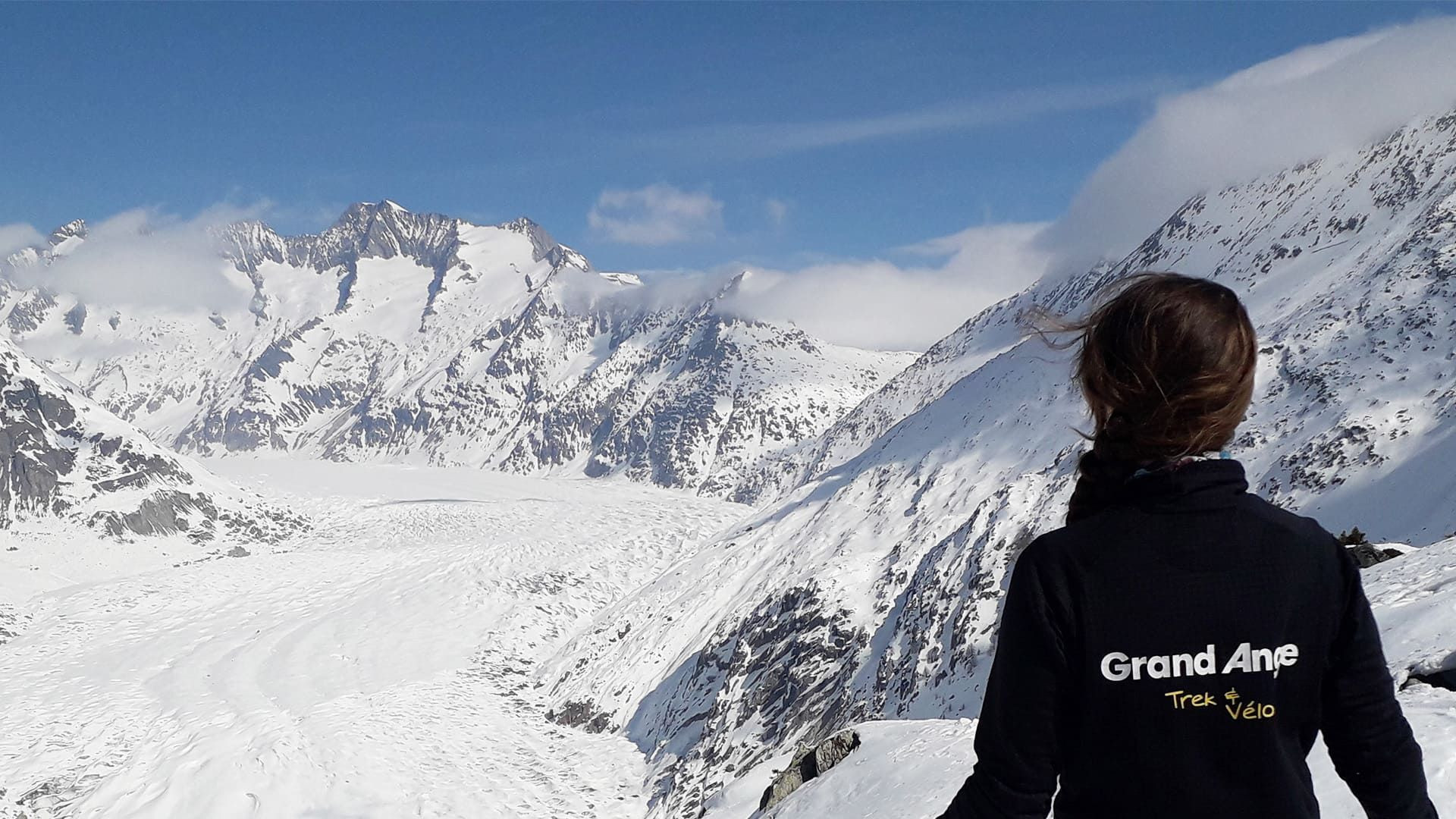Escursionista davanti al ghiacciaio dell’Aletsch - Vallese - Svizzera
