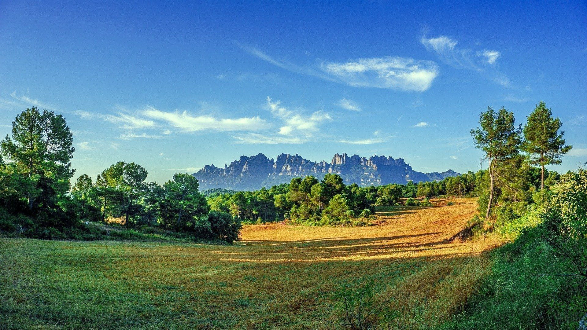 Montagna di Montserrat vista dalla campagna catalana - Spagna