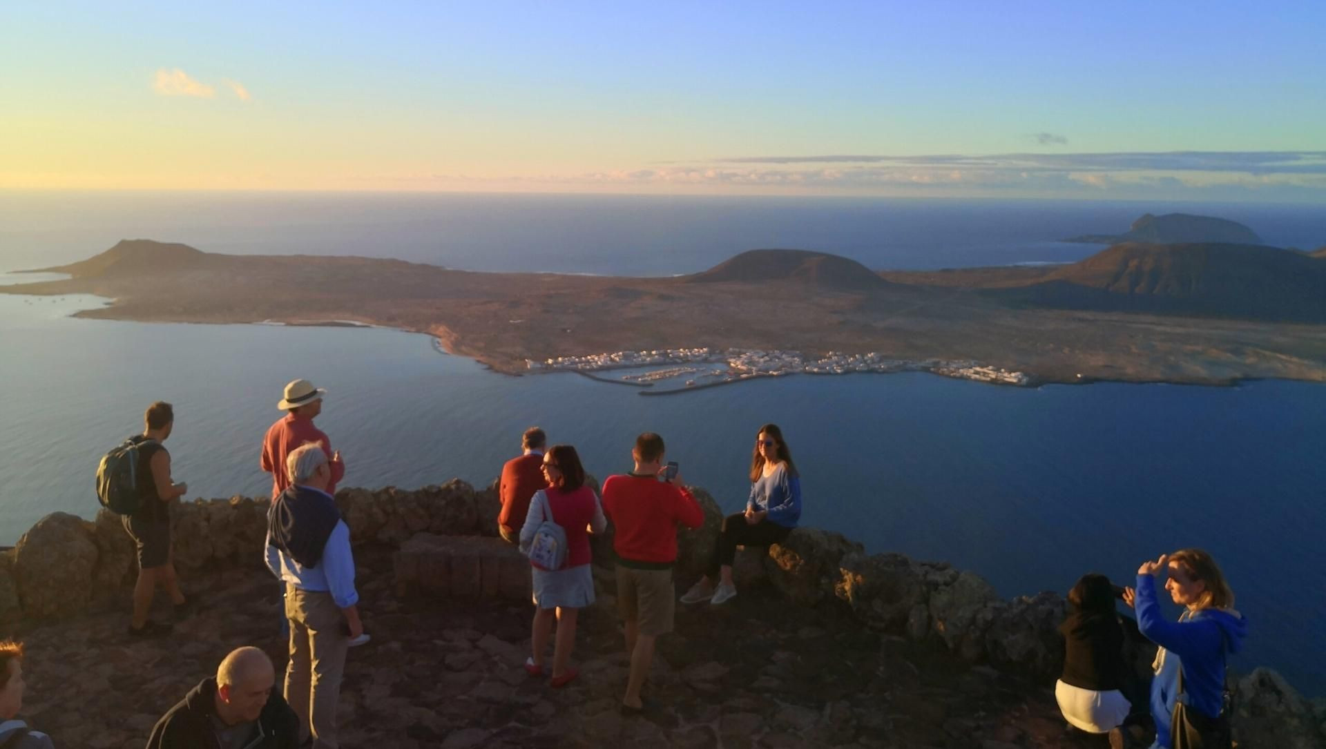 © David Praire Escursionisti al Mirador del Río davanti all’isola di La Graciosa - Lanzarote - Spagna
