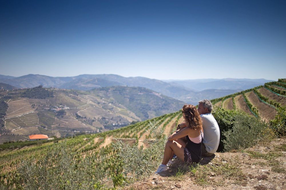 © Authentic Trails Coppia ammira i vigneti terrazzati della valle del Douro - Portogallo