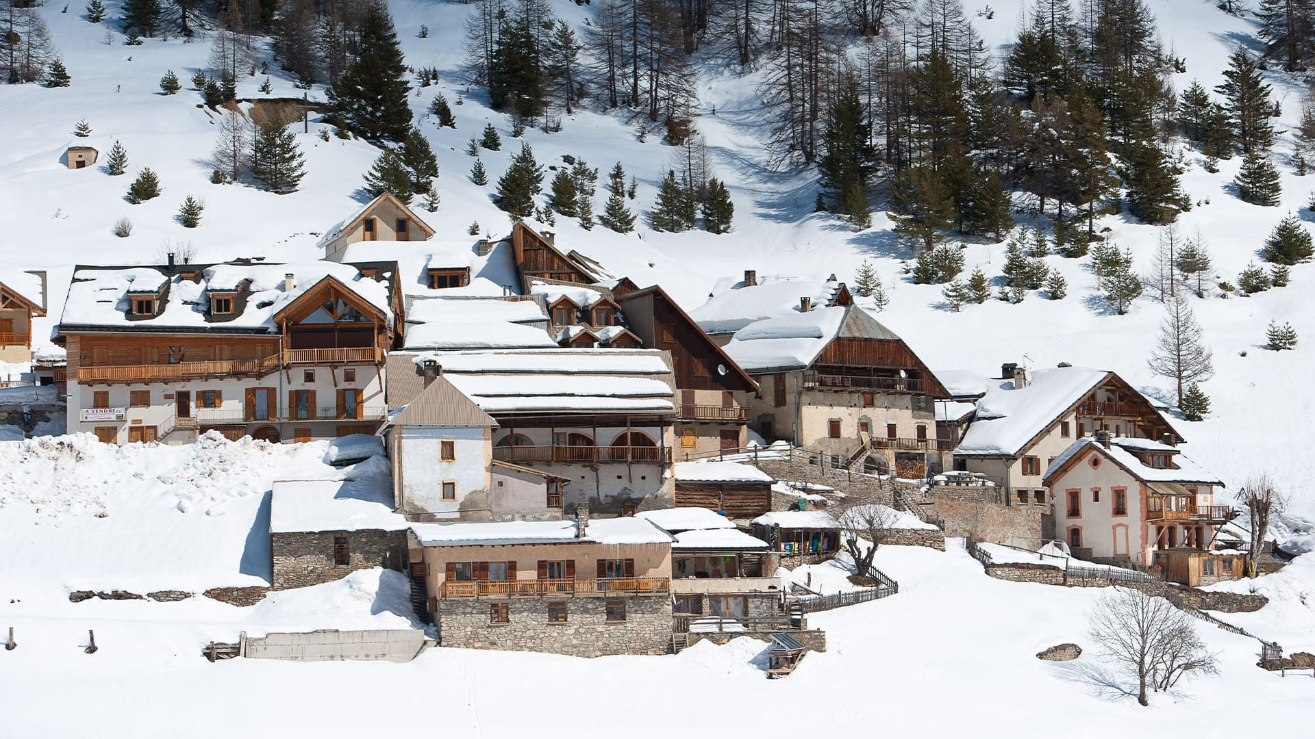 Villaggio di montagna innevato con chalet di legno - Queyras - Francia