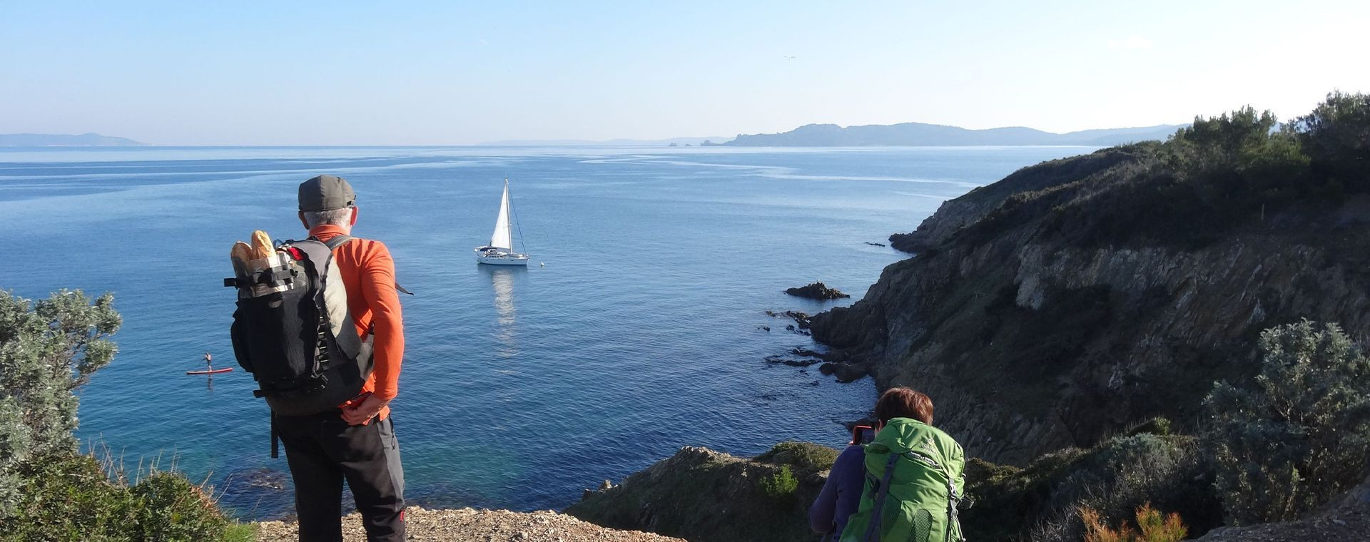 Escursionisti e barca a vela al largo della costa - penisola di Giens - Var - Francia