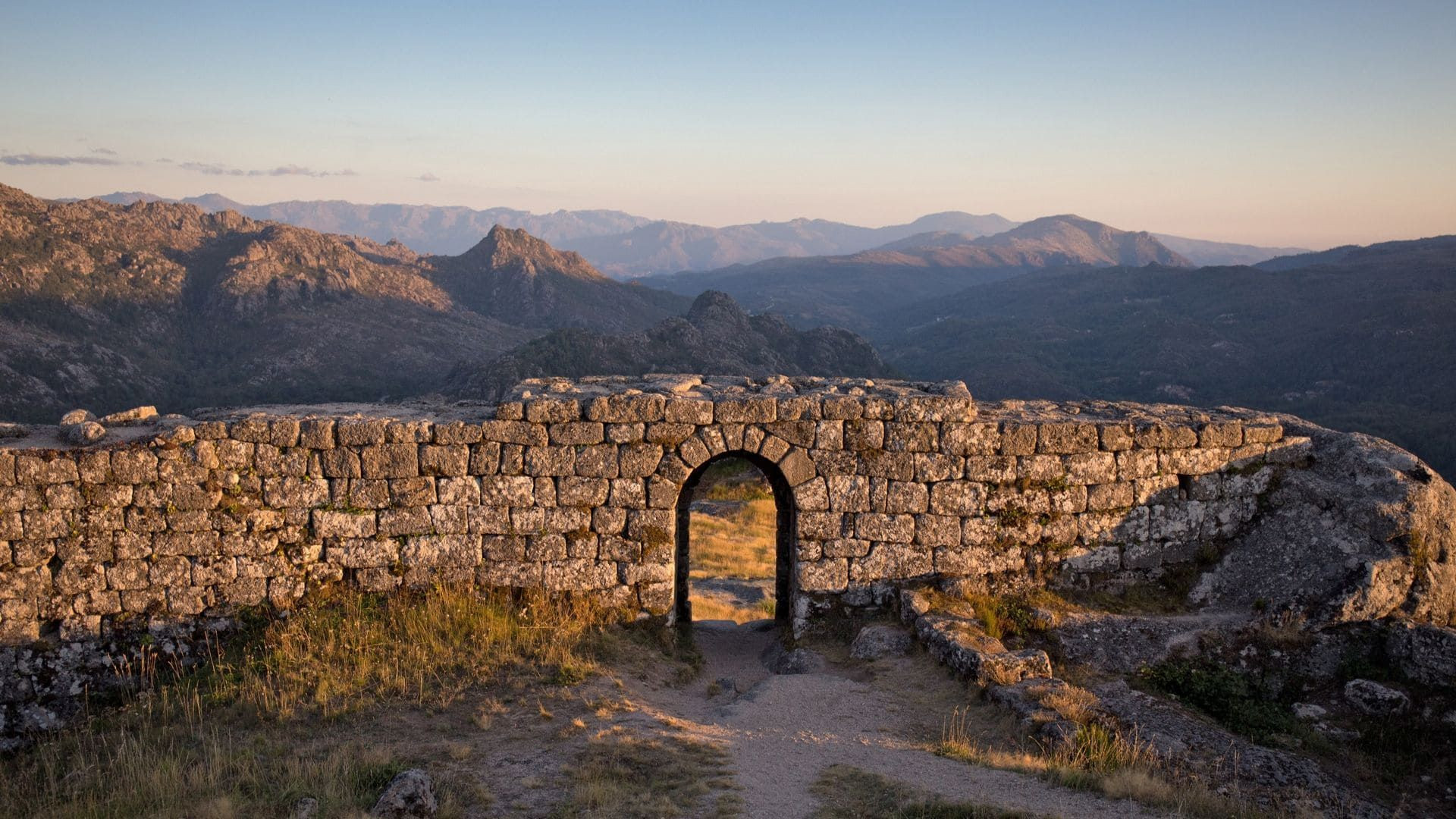 Mura del castello di Castro Laboreiro al tramonto - Peneda-Gerês - Portogallo
