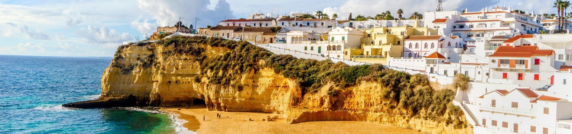 Villaggio bianco sulla scogliera in riva al mare - Carvoeiro - Algarve - Portogallo