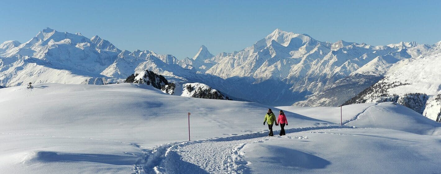 Escursionisti invernali di fronte al Cervino innevato - Riederalp - Vallese - Svizzera
