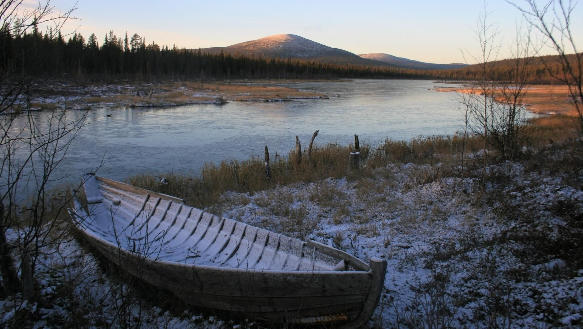 Paesaggio invernale sulle rive di un lago - Lapponia - Finlandia