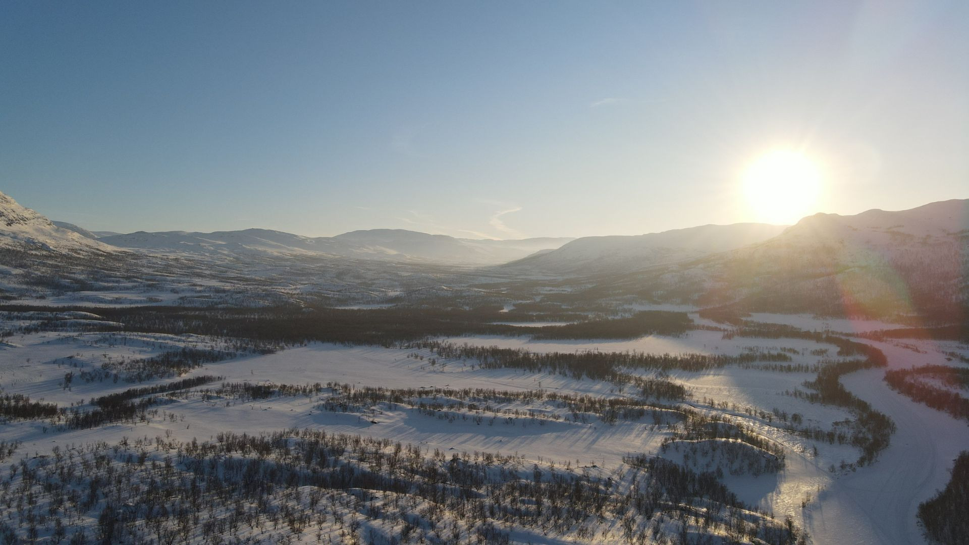 Valle innevata sotto il sole basso - Lapponia svedese - Svezia