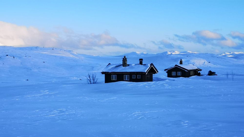 © Pierre-Jean Pradalier Capanni di legno nella neve profonda - Hardangervidda - Norvegia