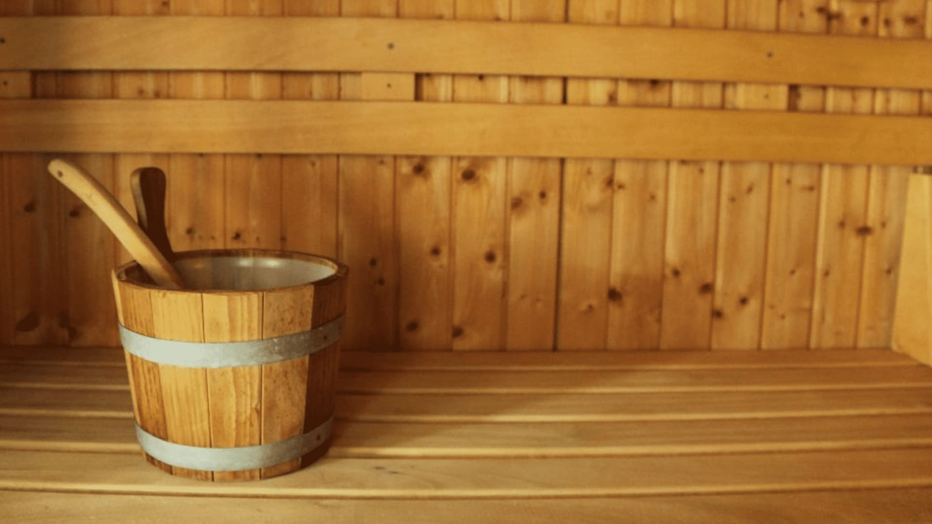 Secchio e mestolo di legno in una sauna