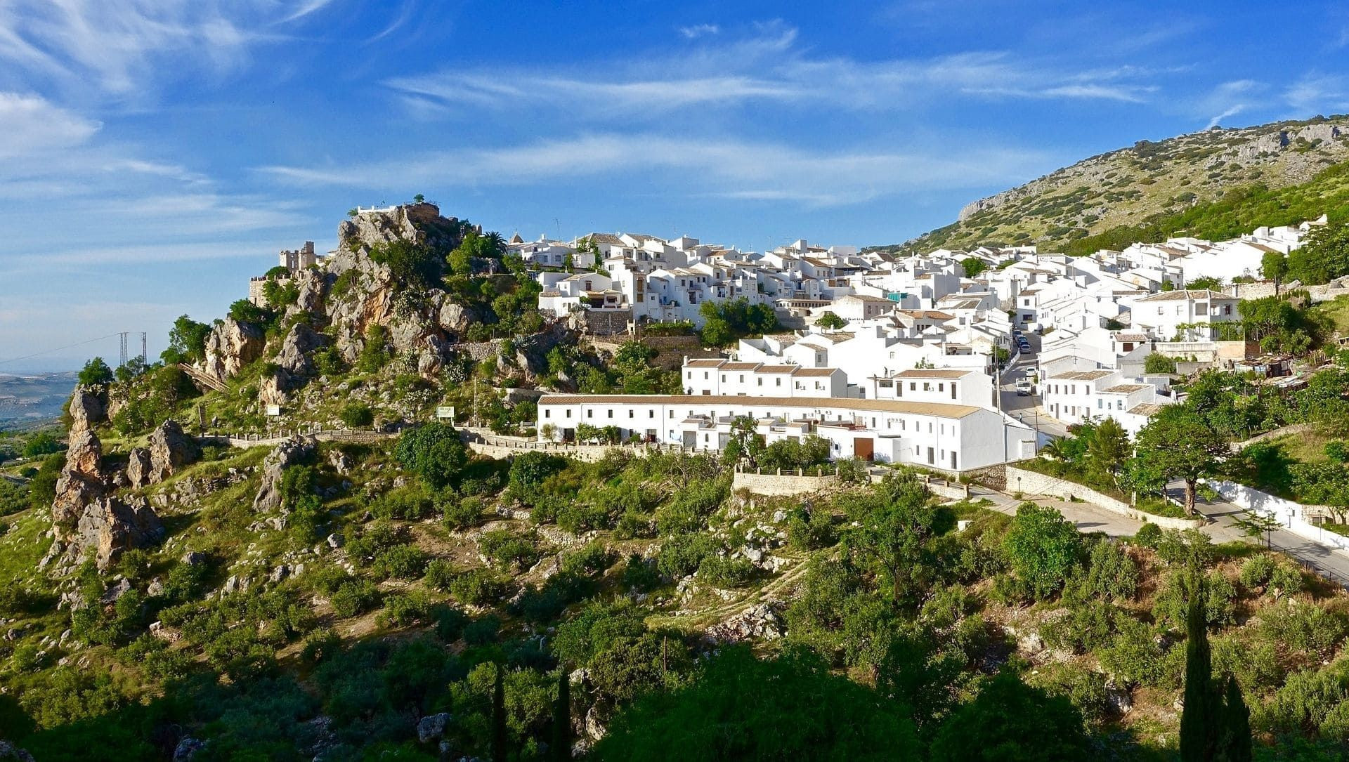 Villaggio bianco di Zuheros arroccato sulla collina - Andalusia - Spagna